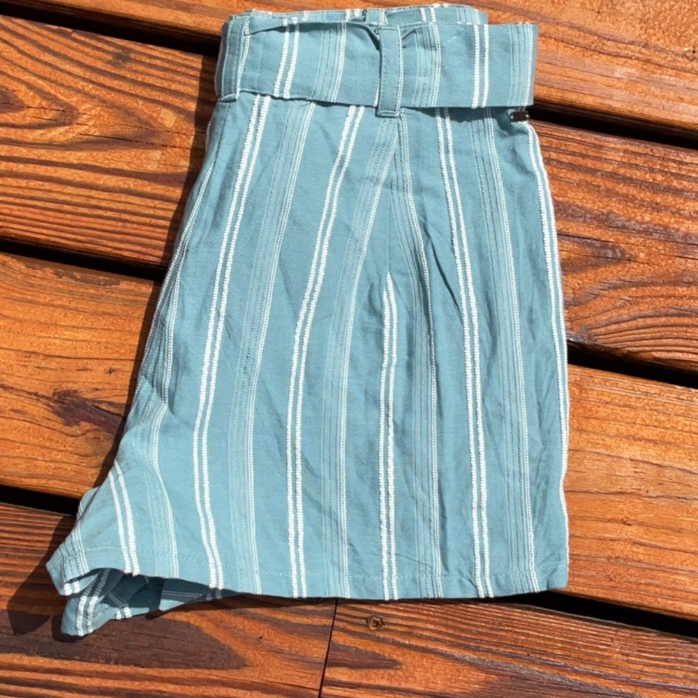 NWT Women’s O’Neill  Blue/White Textured Striped Shorts Sizes 24, 25, 26 - Picture 13 of 14